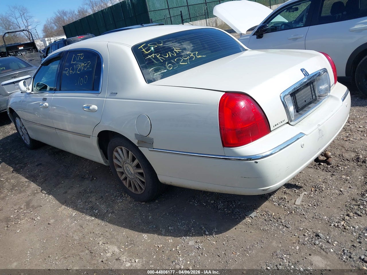 2004 LINCOLN TOWN CAR ULTIMATE · 3/10