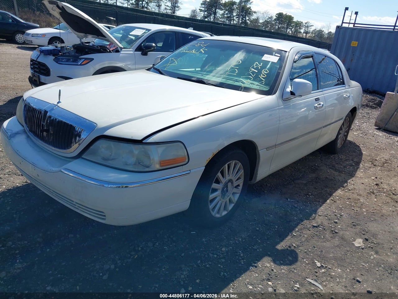 2004 LINCOLN TOWN CAR ULTIMATE · 2/10
