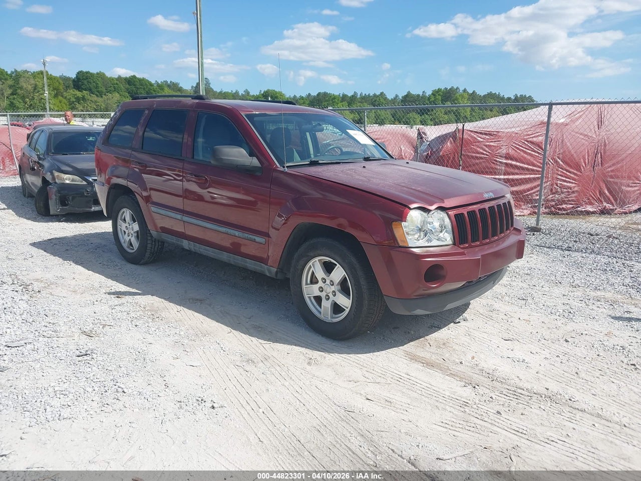 1J8GR48K97C****** · 2007 JEEP GRAND CHEROKEE LAREDO