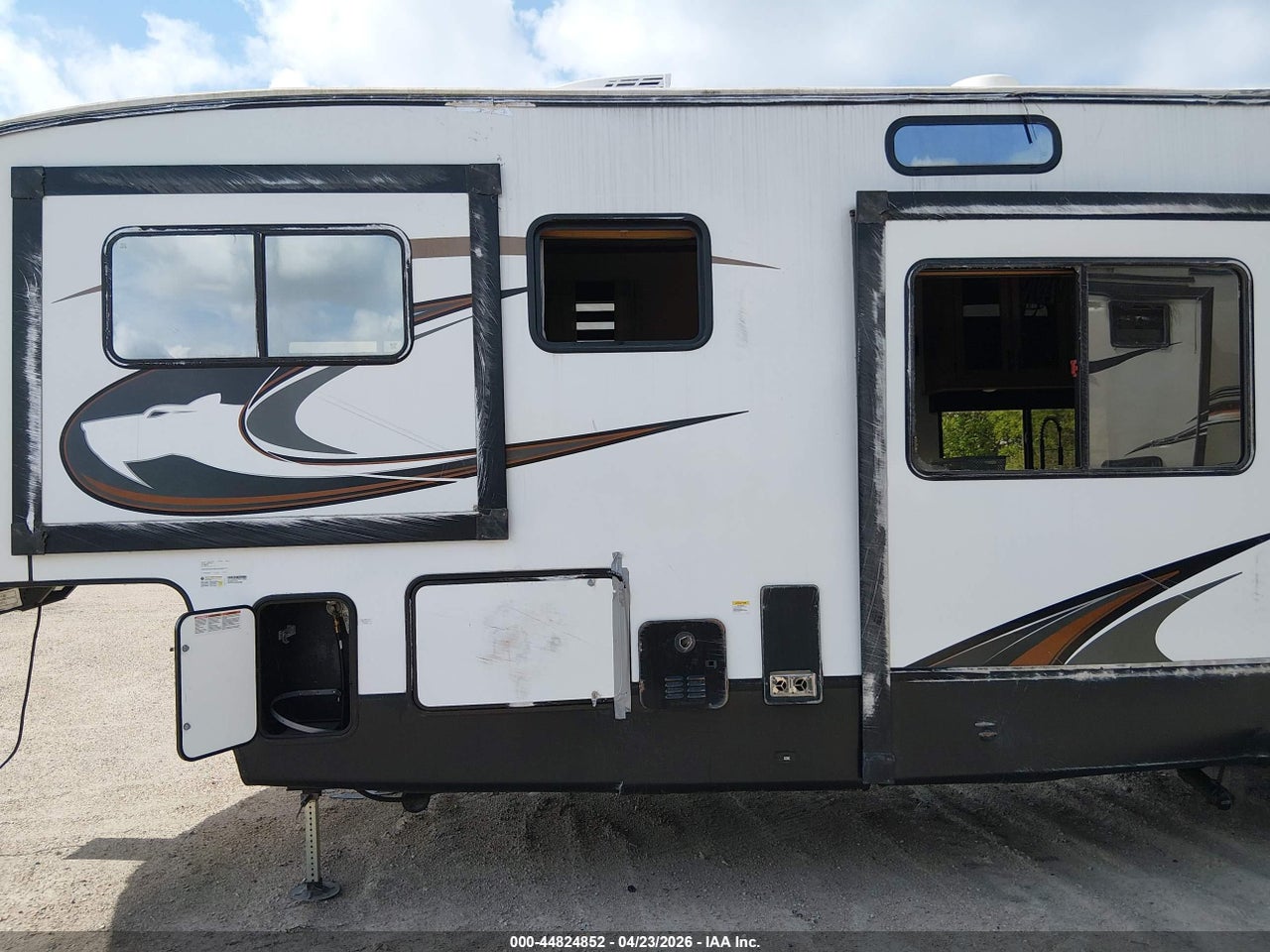 2023 FOREST RIVER TRAVEL TRAILER · 6/10