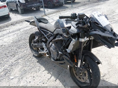 2025 SUZUKI GSX800 F