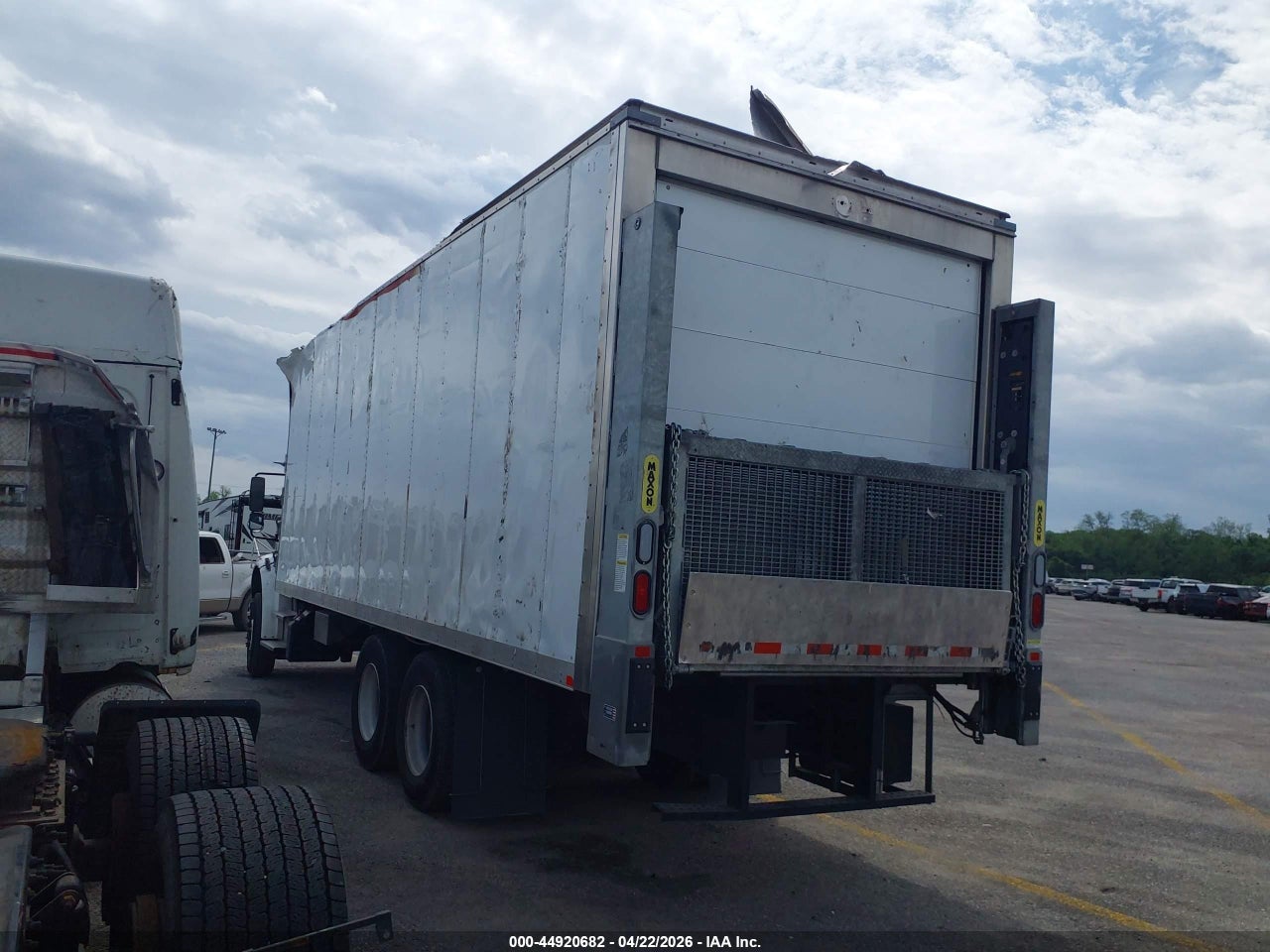 2025 FREIGHTLINER M2 106   · 3/4