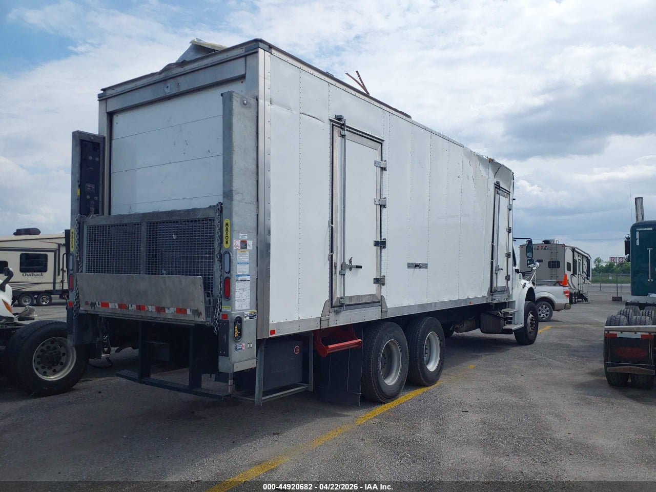 2025 FREIGHTLINER M2 106   · 4/4