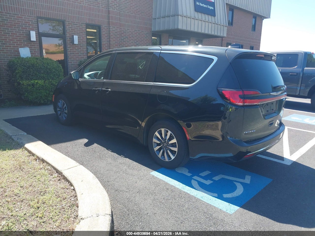 2023 CHRYSLER PACIFICA HYBRID TOURING L · 3/10