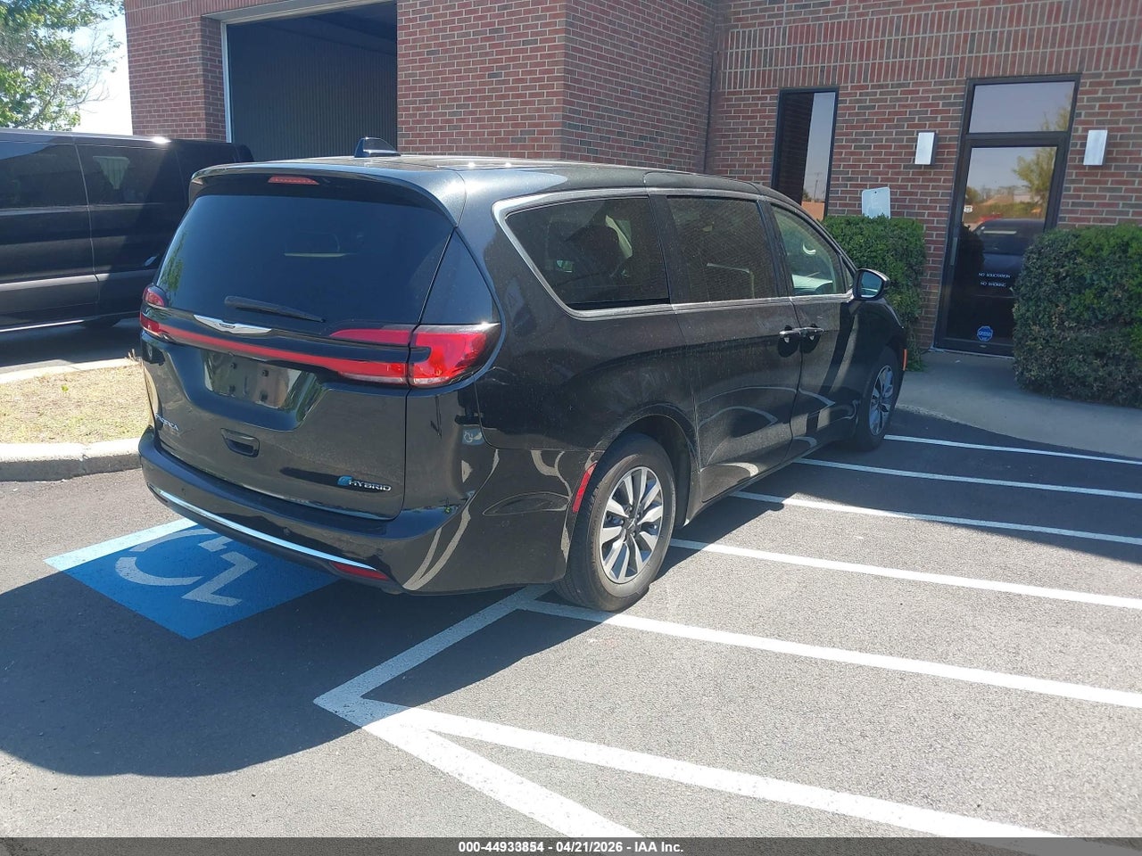 2023 CHRYSLER PACIFICA HYBRID TOURING L · 4/10