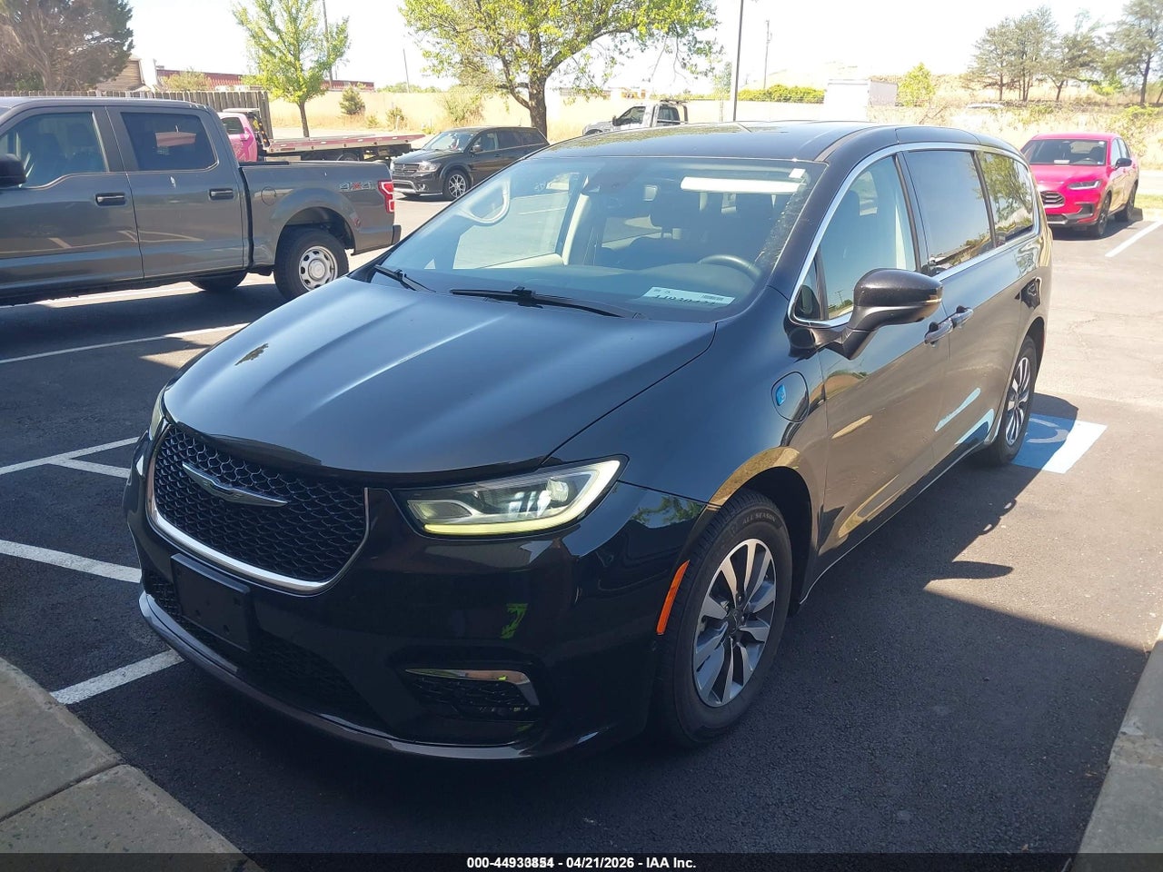 2023 CHRYSLER PACIFICA HYBRID TOURING L · 2/10