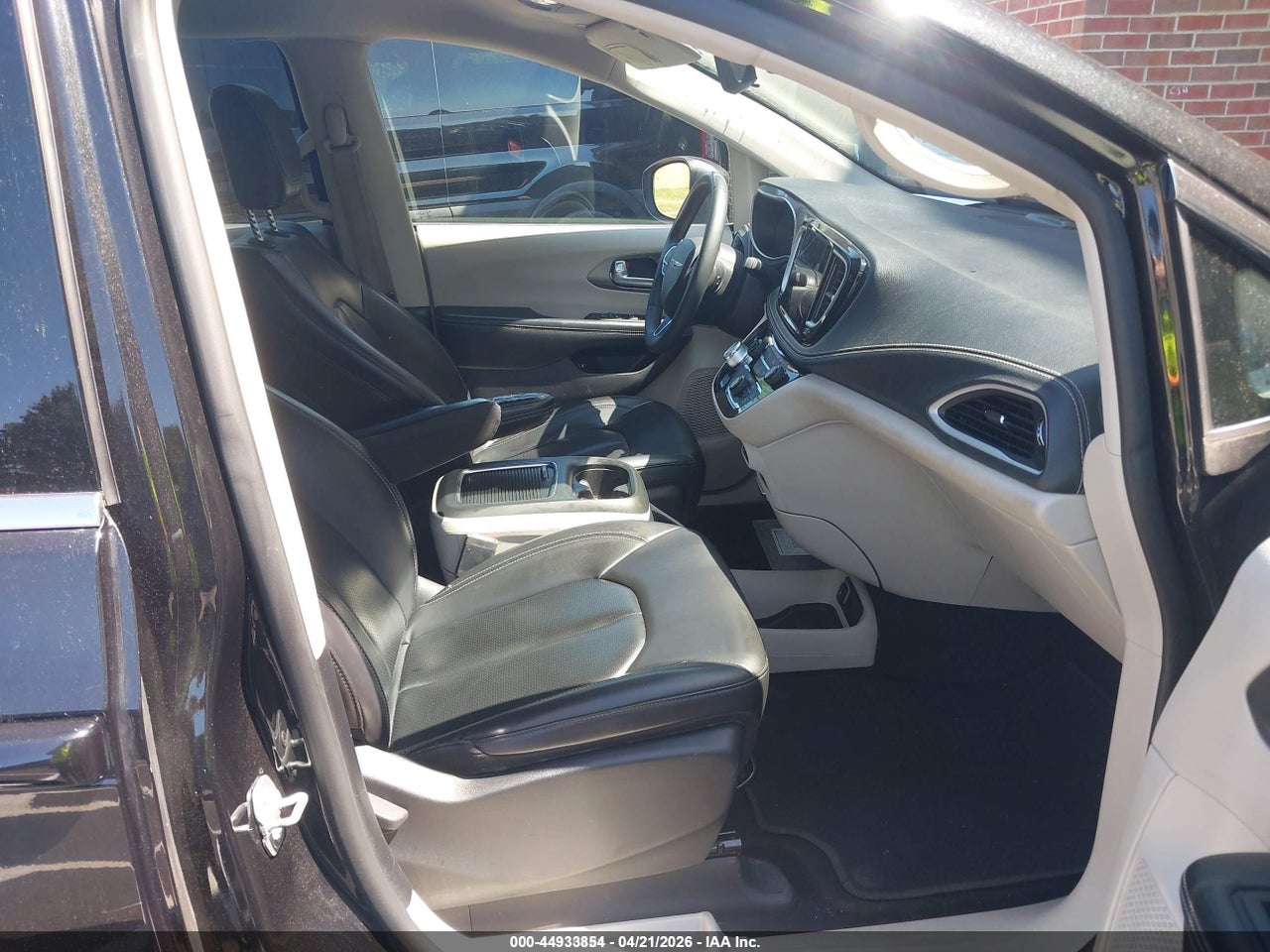 2023 CHRYSLER PACIFICA HYBRID TOURING L · 5/10
