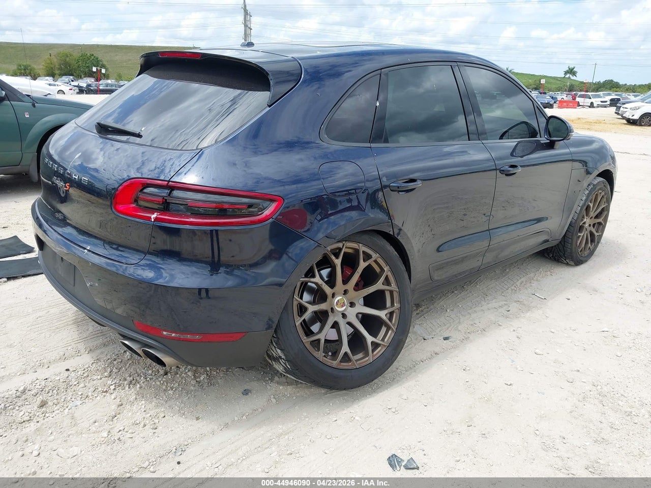 WP1AB2A5XHL****** · 2017 PORSCHE MACAN S · 4/11