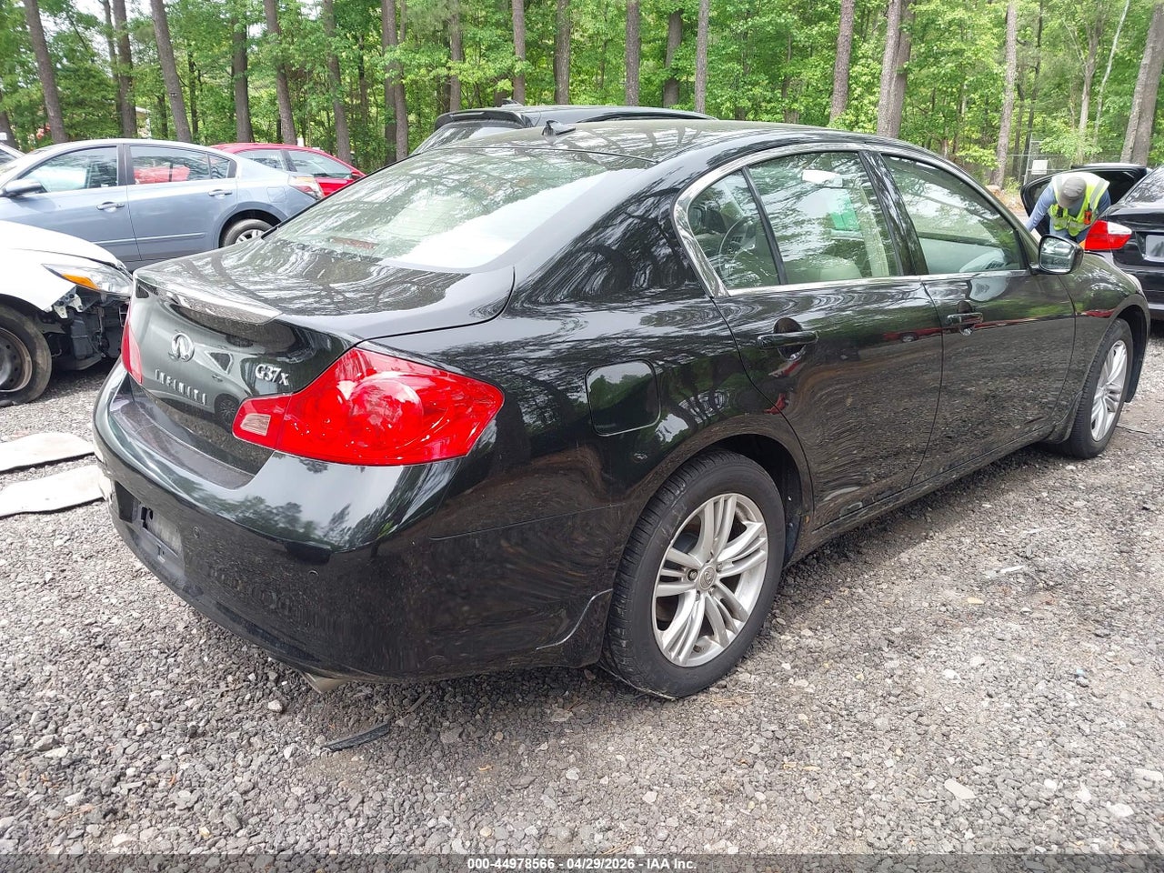 2011 INFINITI G37X · 4/11