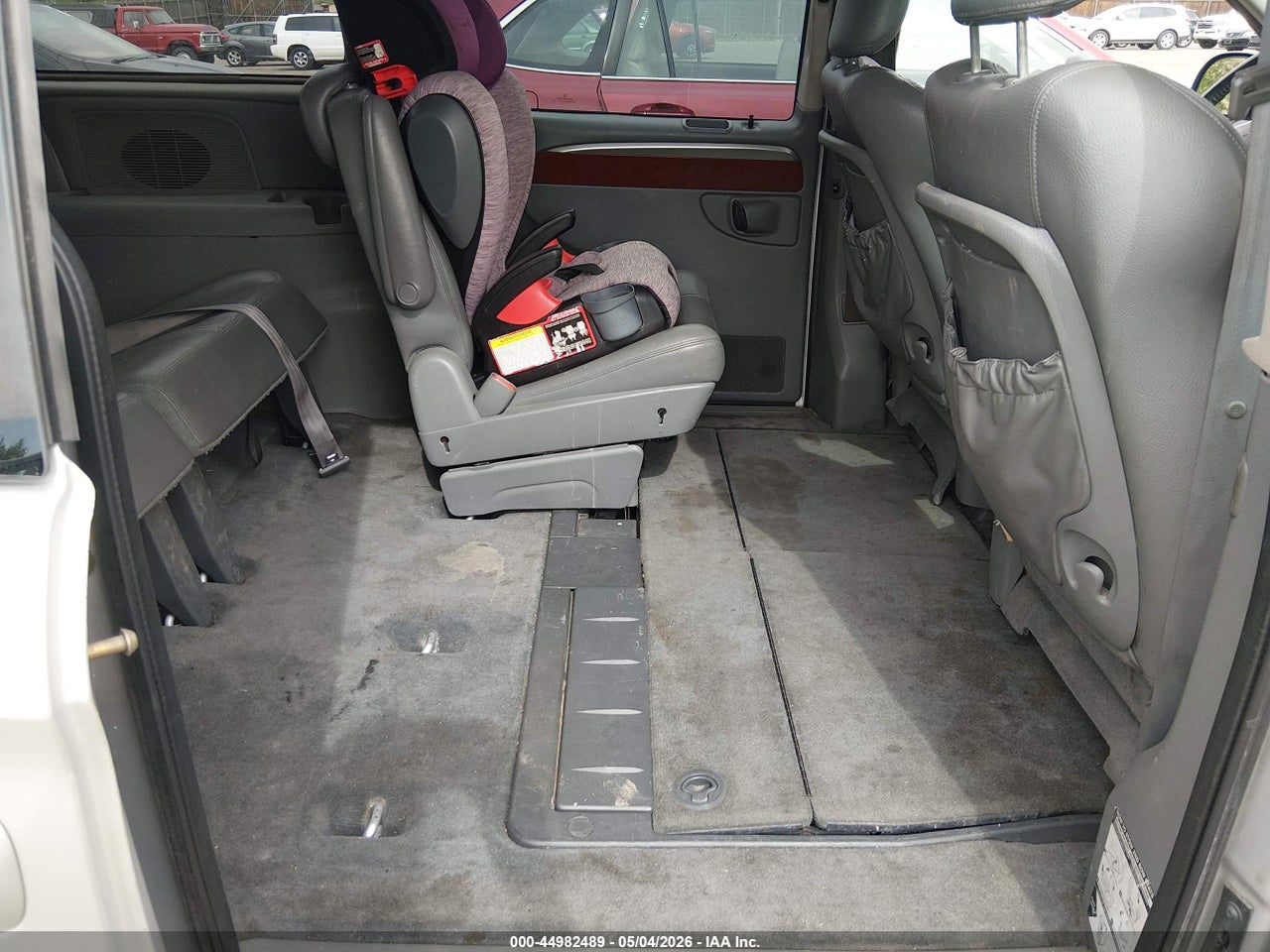 2005 CHRYSLER TOWN &amp; COUNTRY LIMITED · 8/11