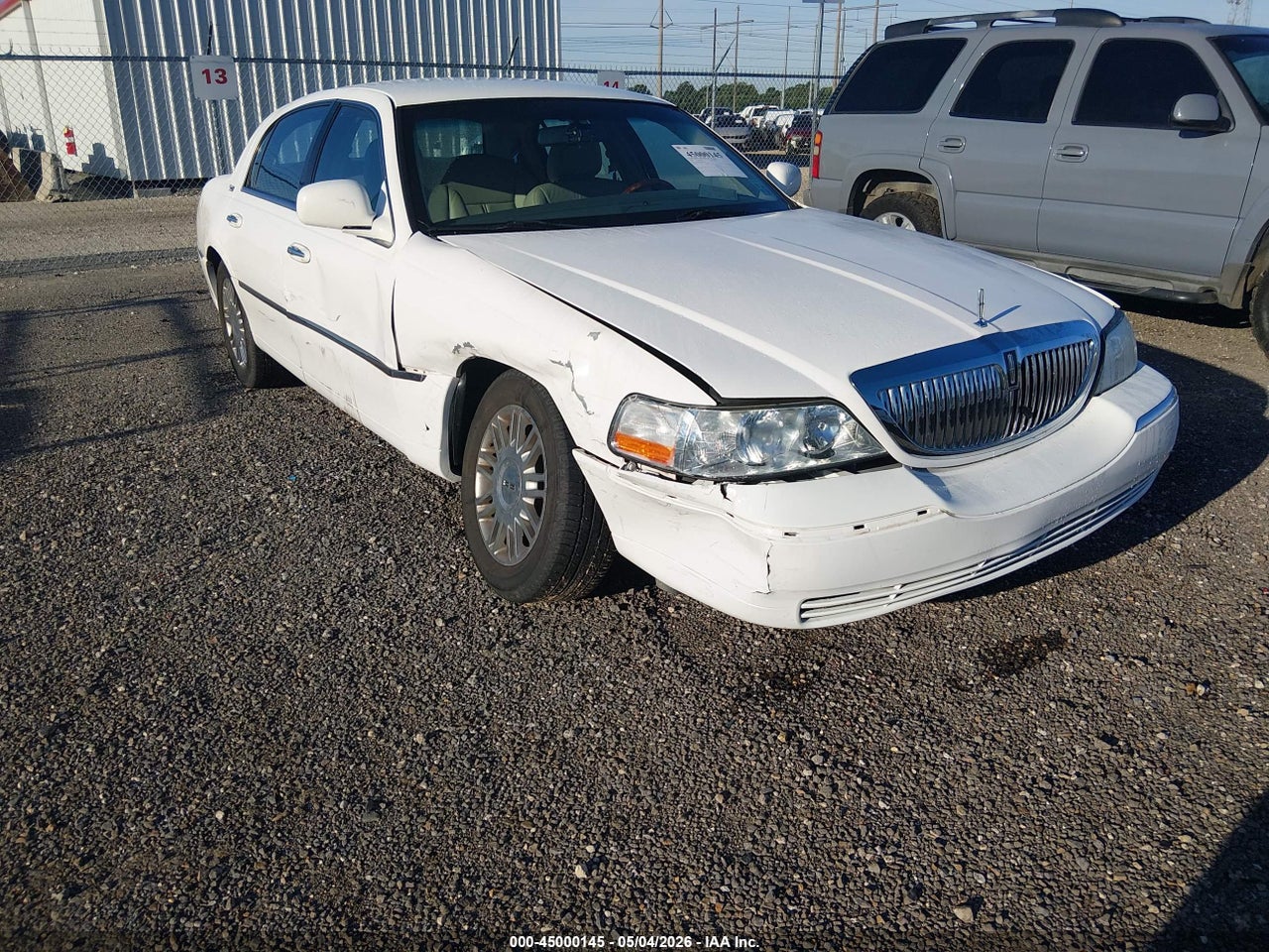 2LNHM82VX8X****** · 2008 LINCOLN TOWN CAR SIGNATURE LIMITED