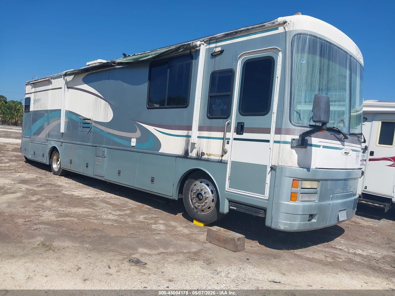 4UZ6XFBA2YC****** · 2000 FREIGHTLINER CHASSIS X LINE MOTOR HOME