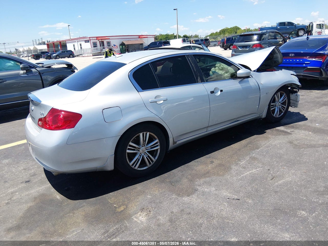 2015 INFINITI Q40 · 4/11
