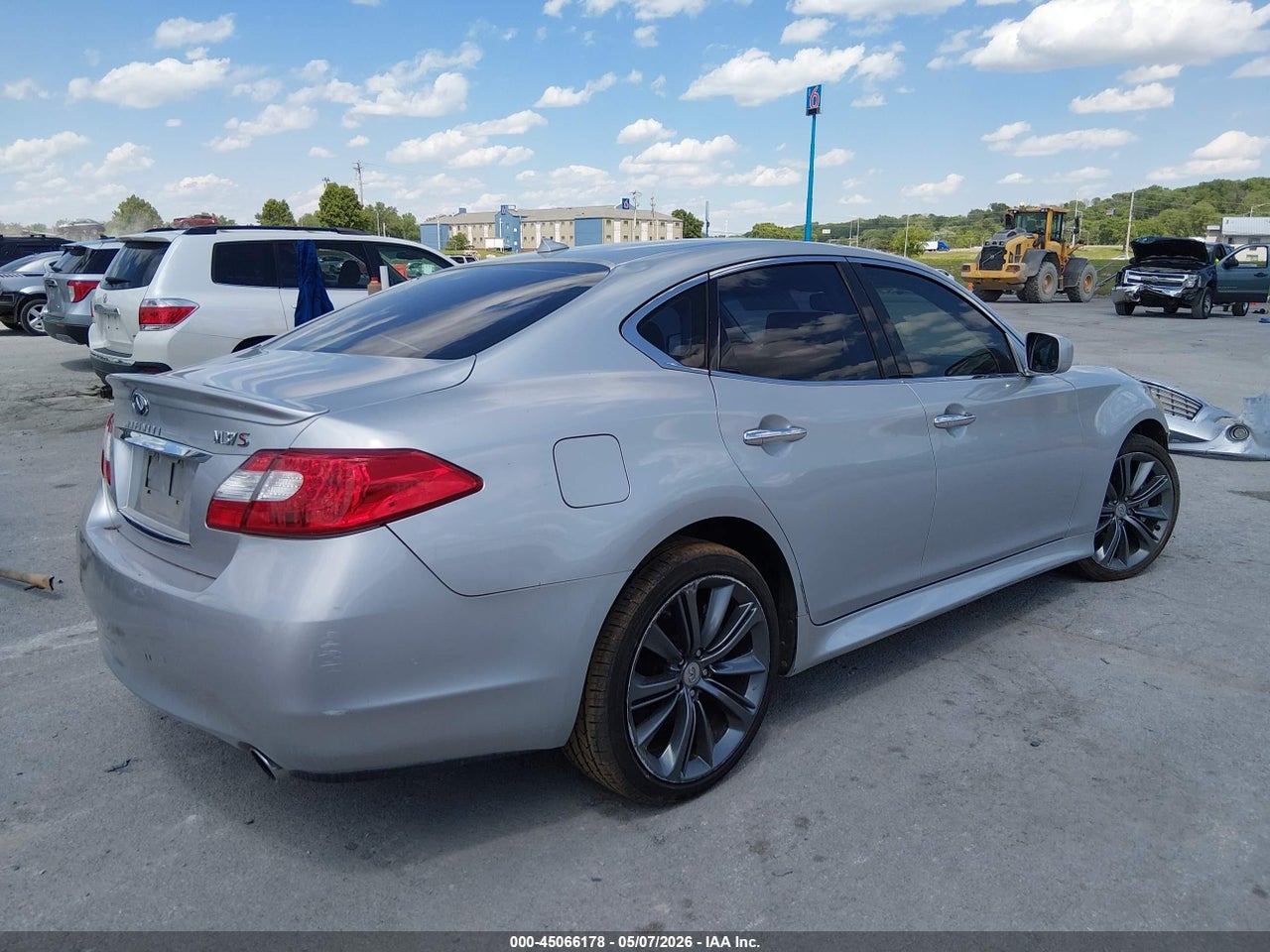 2011 INFINITI M37 · 4/10