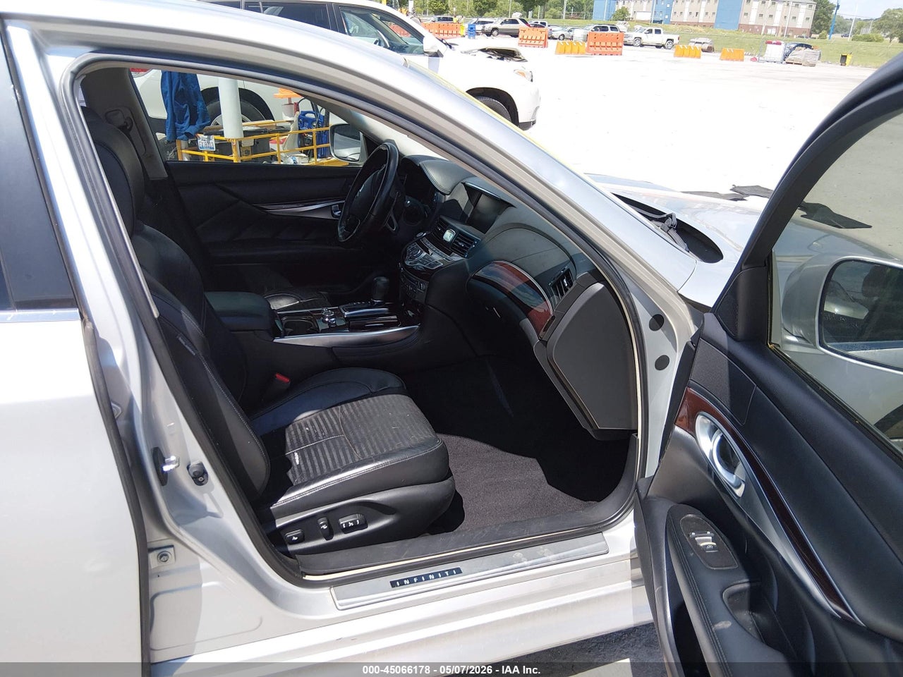 2011 INFINITI M37 · 5/10