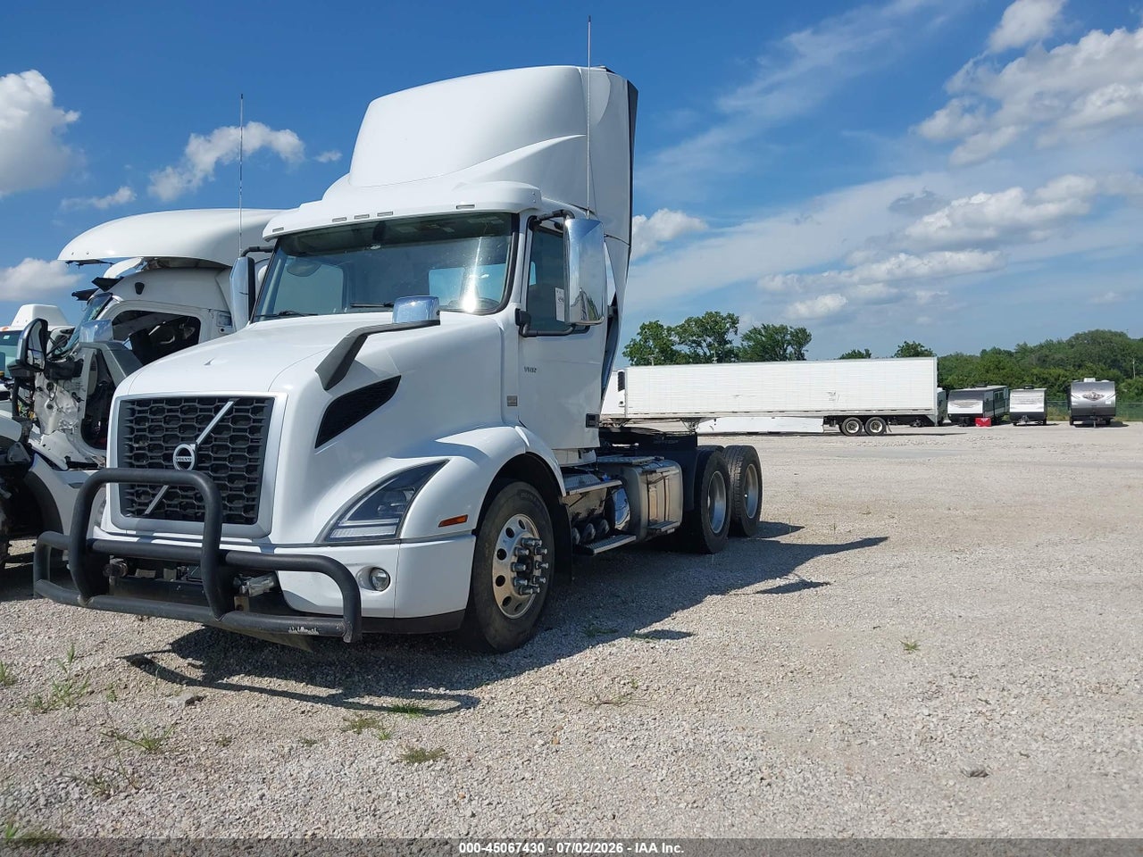 2022 VOLVO VNR · 2/4