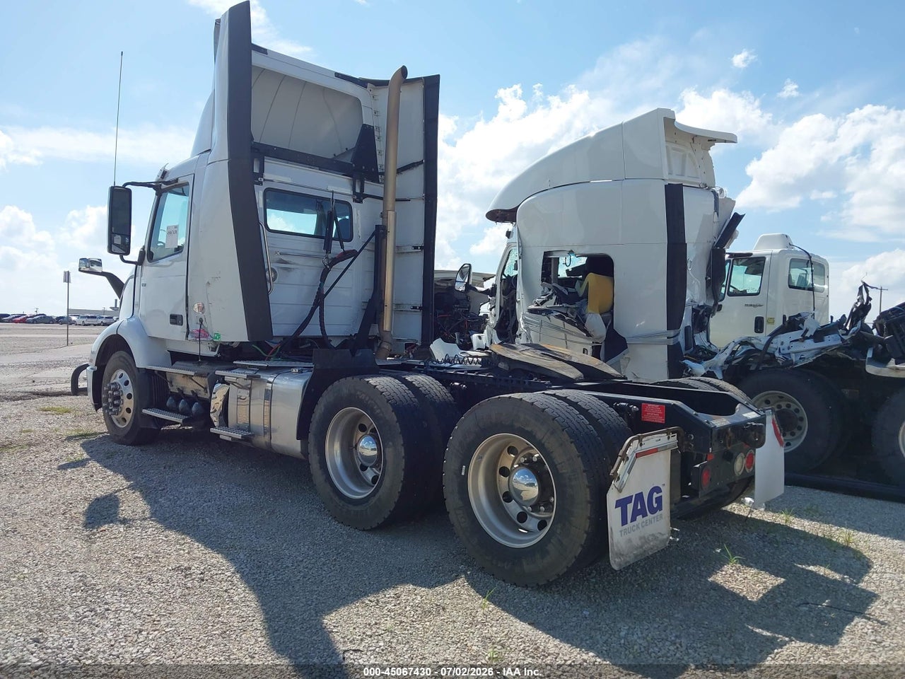 2022 VOLVO VNR · 3/4