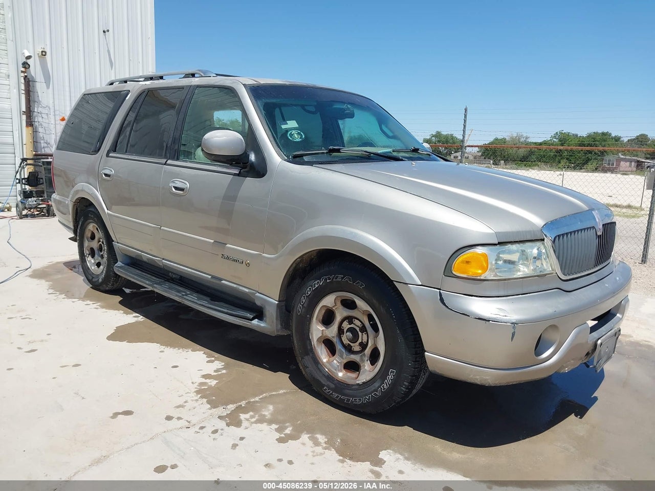 5LMEU27A8YL****** · 2000 LINCOLN NAVIGATOR