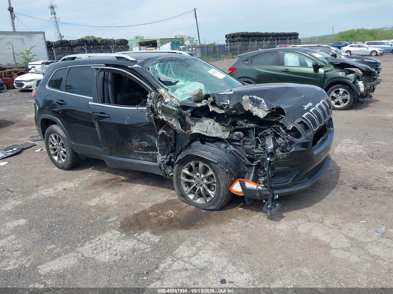 1C4PJMLB3KD****** · 2019 JEEP CHEROKEE LATITUDE PLUS 4X4
