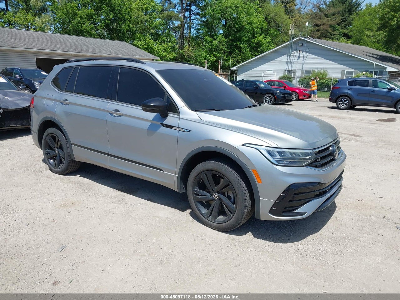 3VV8B7AXXRM****** · 2024 VOLKSWAGEN TIGUAN 2.0T SE R-LINE BLACK