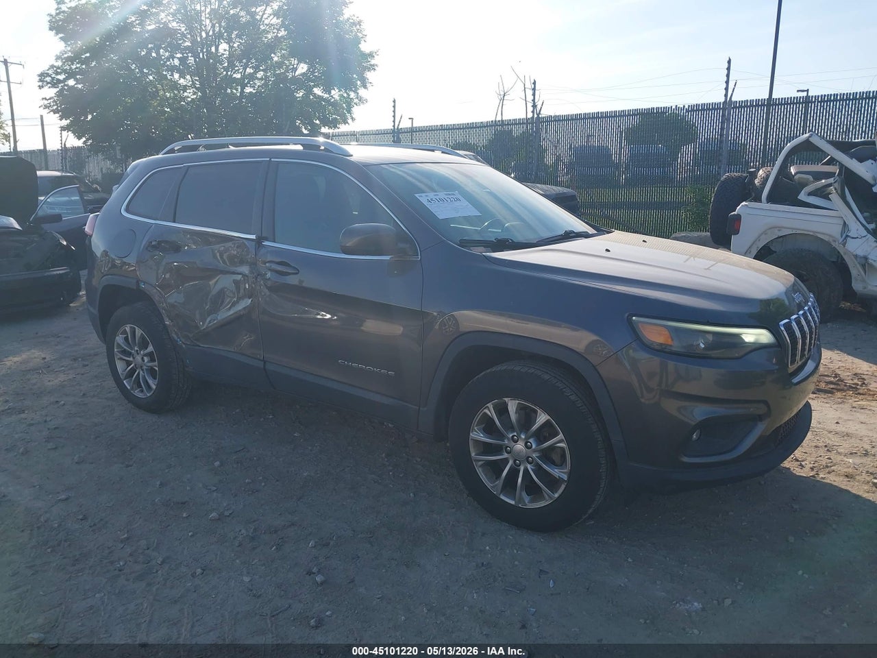 1C4PJMLB5KD****** · 2019 JEEP CHEROKEE LATITUDE PLUS 4X4
