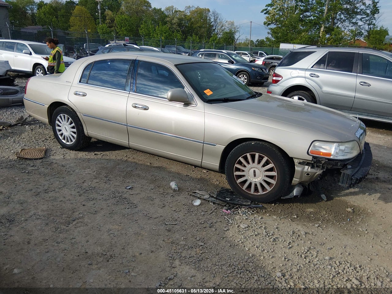 1LNHM81W05Y****** · 2005 LINCOLN TOWN CAR SIGNATURE