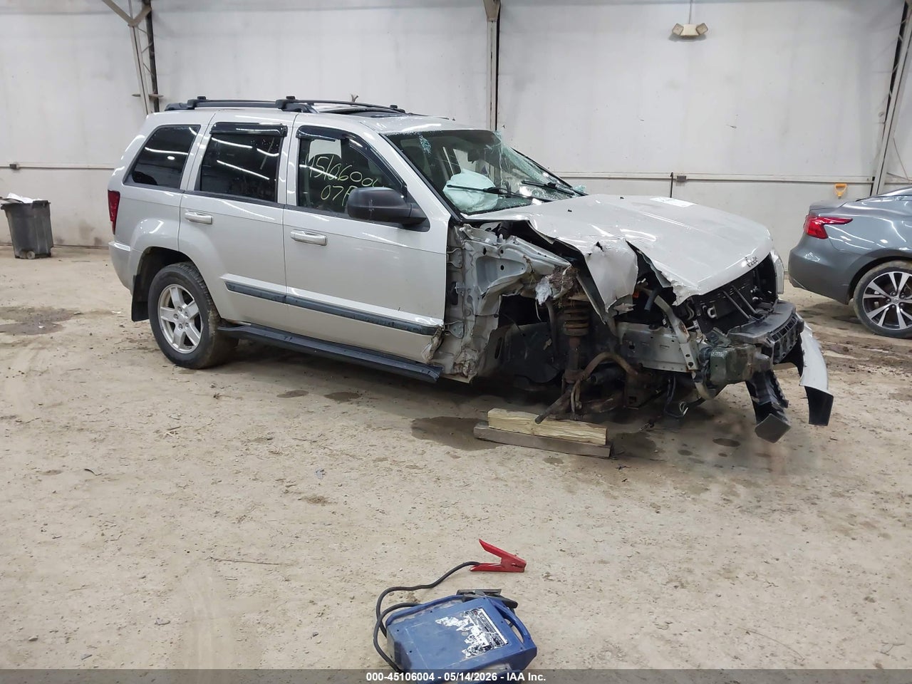 1J8GR48K27C****** · 2007 JEEP GRAND CHEROKEE LAREDO