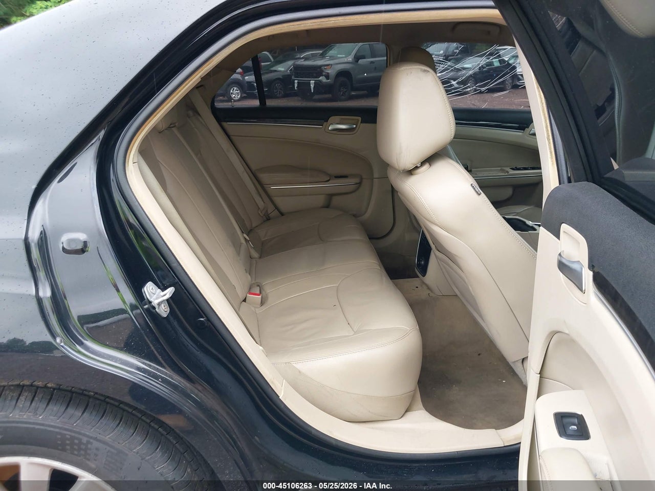 2C3CCAAGXEH****** · 2014 CHRYSLER 300   · 8/11