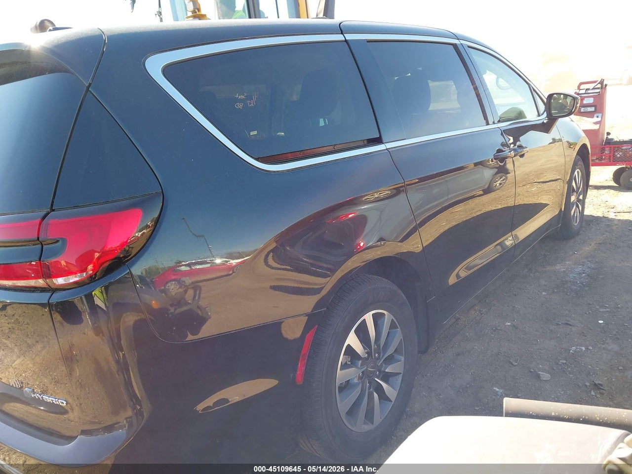 2023 CHRYSLER PACIFICA HYBRID TOURING L · 4/11