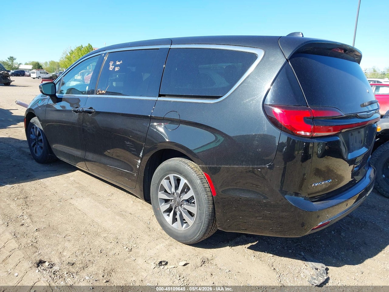2023 CHRYSLER PACIFICA HYBRID TOURING L · 3/11