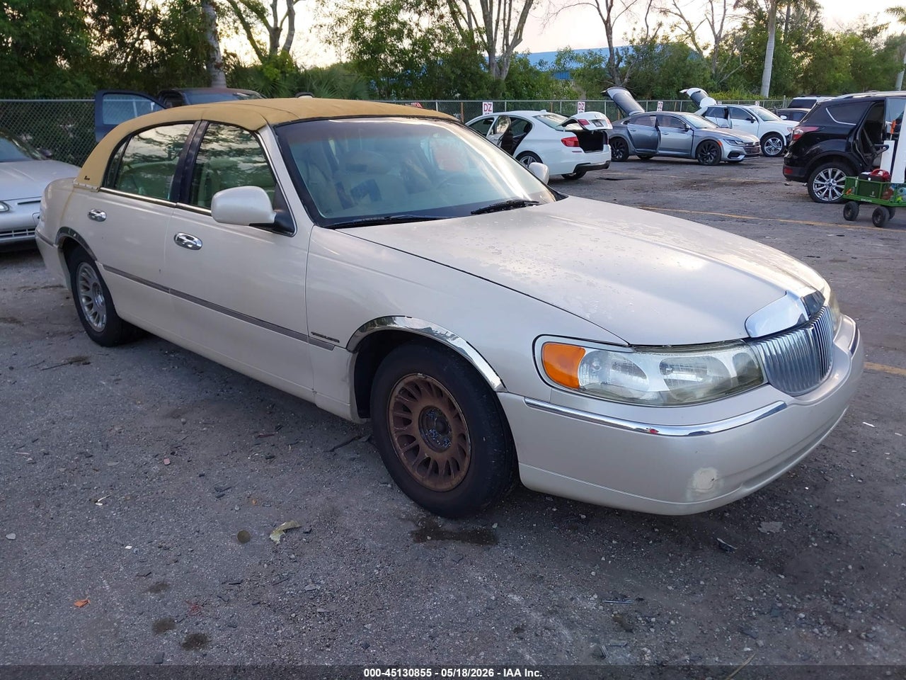 1LNHM83W6YY****** · 2000 LINCOLN TOWN CAR CARTIER