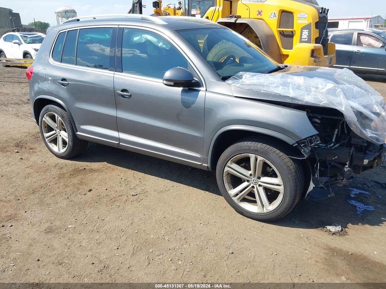 WVGBV7AX8GW****** · 2016 VOLKSWAGEN TIGUAN R-LINE