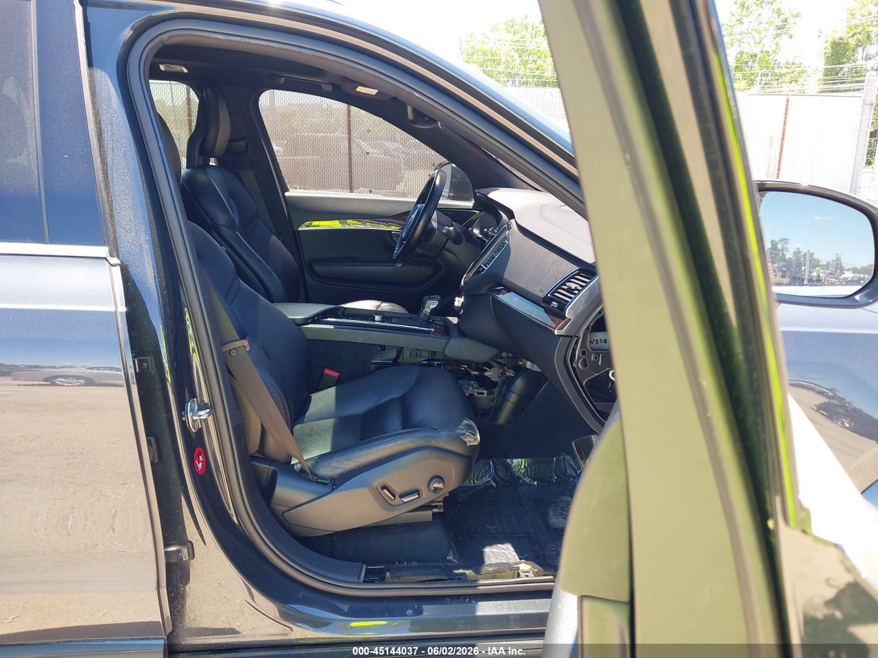 2016 VOLVO XC90 T6 MOMENTUM · 5/11