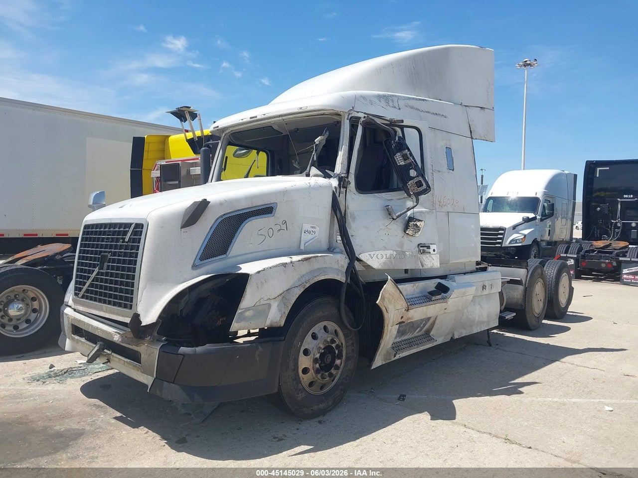 4V4NC9EJ09N****** · 2009 VOLVO VN · 2/4