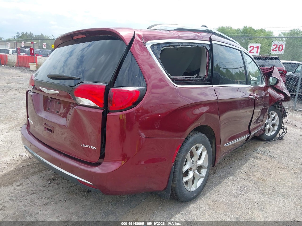 2017 CHRYSLER PACIFICA LIMITED · 4/11
