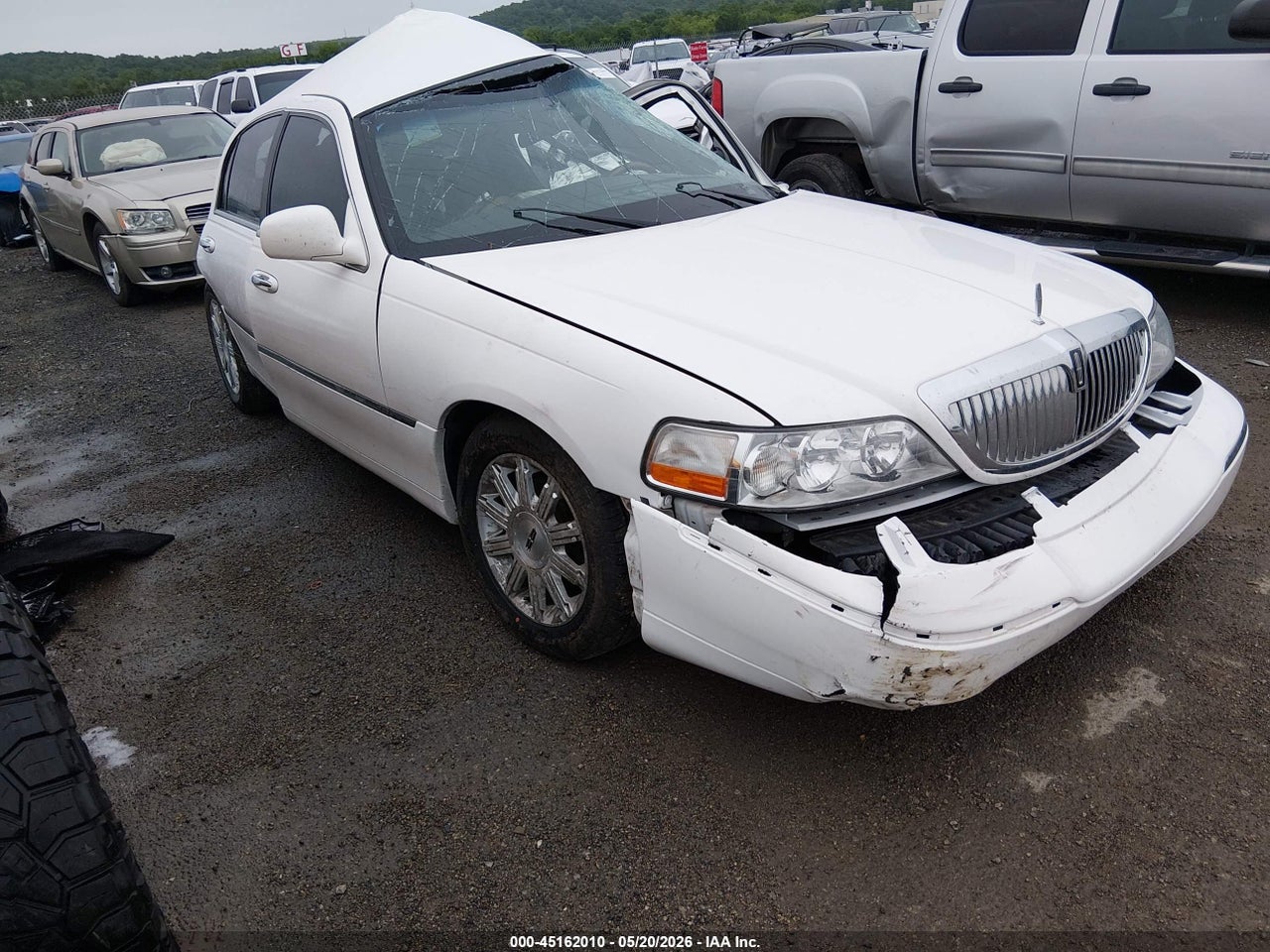 2LNBL8CV9AX****** · 2010 LINCOLN TOWN CAR SIGNATURE LIMITED