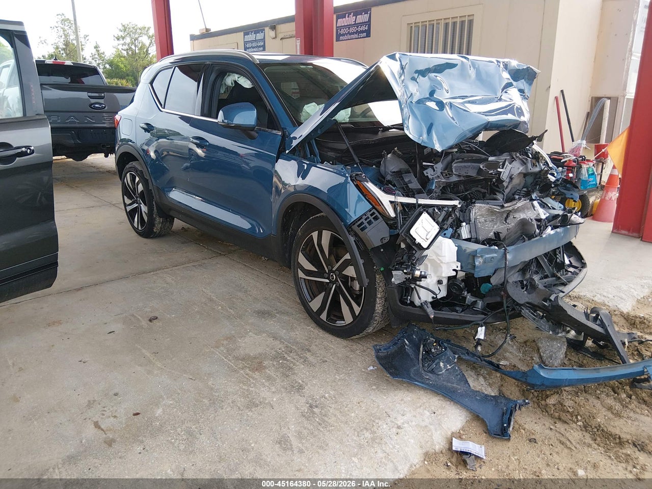YV4L12UE0P2****** · 2023 VOLVO XC40 B5 PLUS BRIGHT THEME