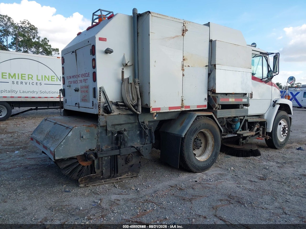 2002 FREIGHTLINER MEDIUM CONVENTIONAL FL70 · 4/4