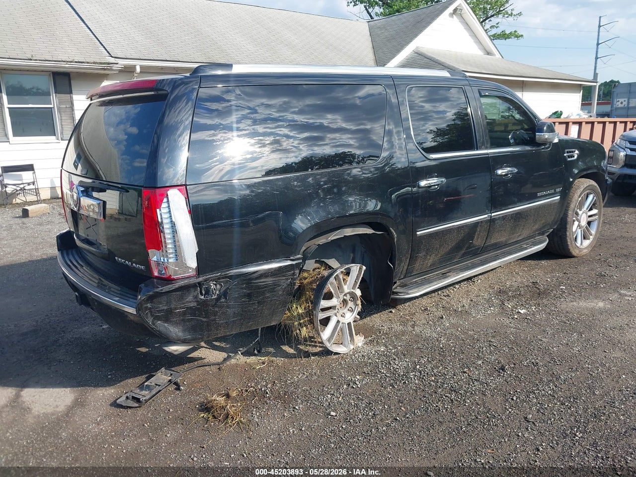 2011 CADILLAC ESCALADE ESV LUXURY · 4/10