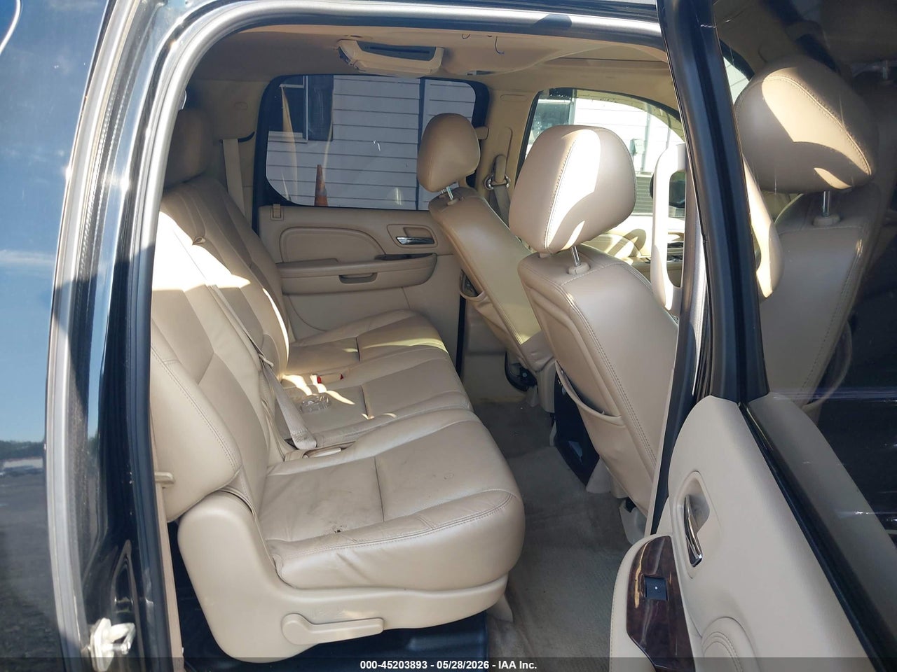 2011 CADILLAC ESCALADE ESV LUXURY · 8/10
