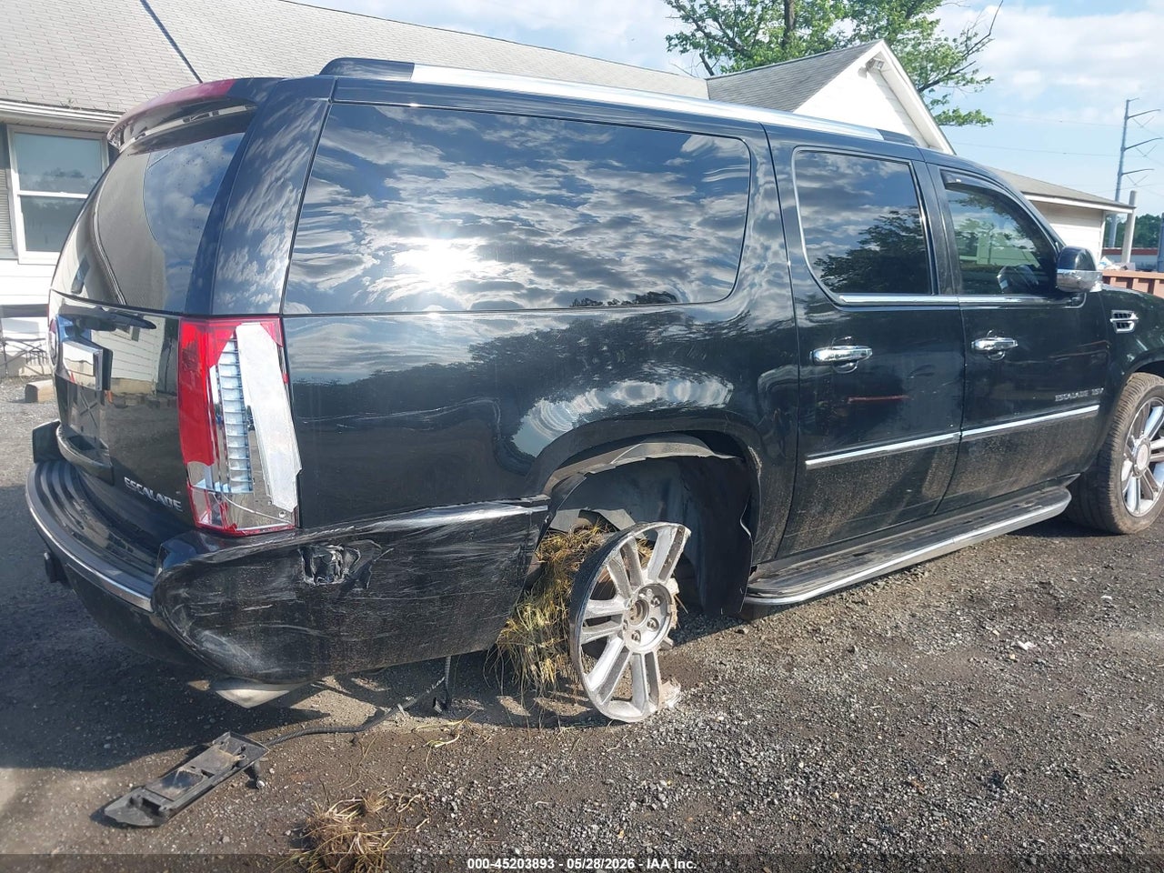 2011 CADILLAC ESCALADE ESV LUXURY · 6/10