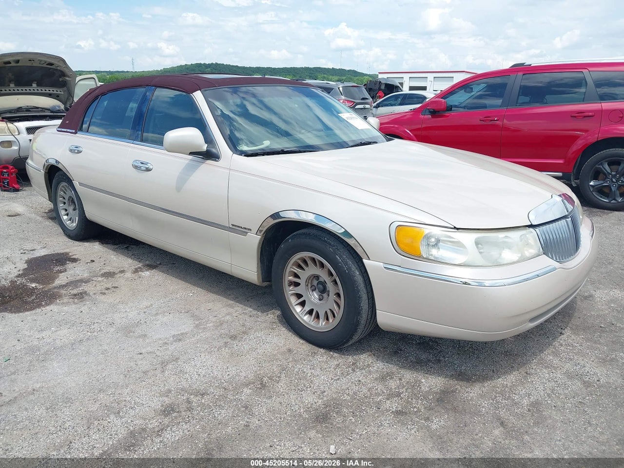 1LNHM83W4XY****** · 1999 LINCOLN TOWN CAR CARTIER