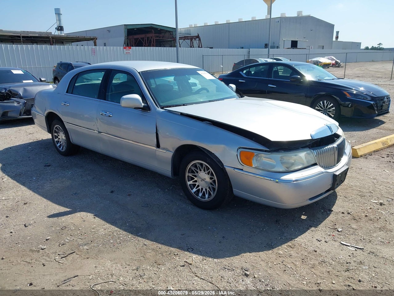 1LNHM82W3YY****** · 2000 LINCOLN TOWN CAR SIGNATURE