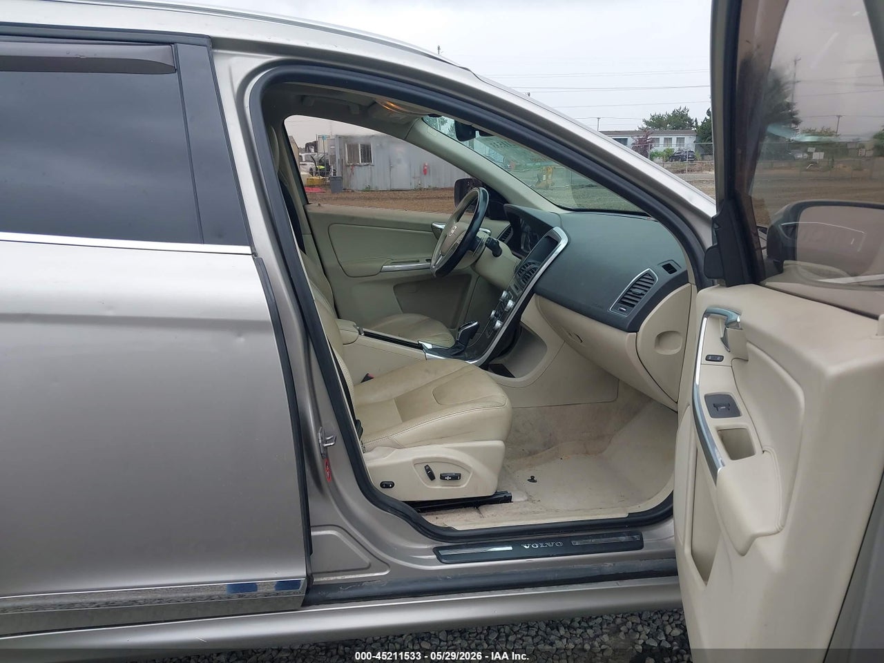 2015 VOLVO XC60 T6 · 5/11