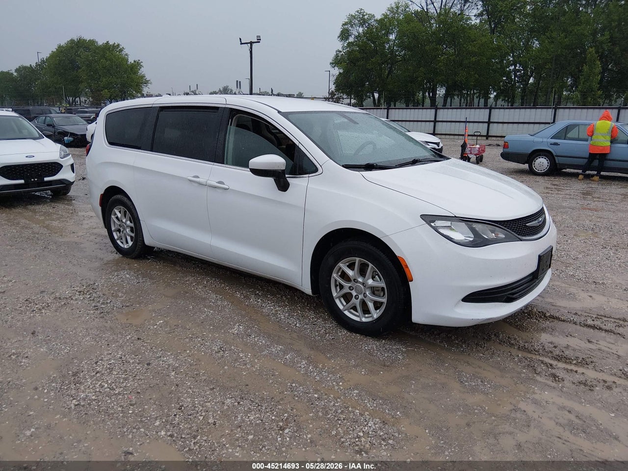2C4RC1CG1LR****** · 2020 CHRYSLER VOYAGER LX