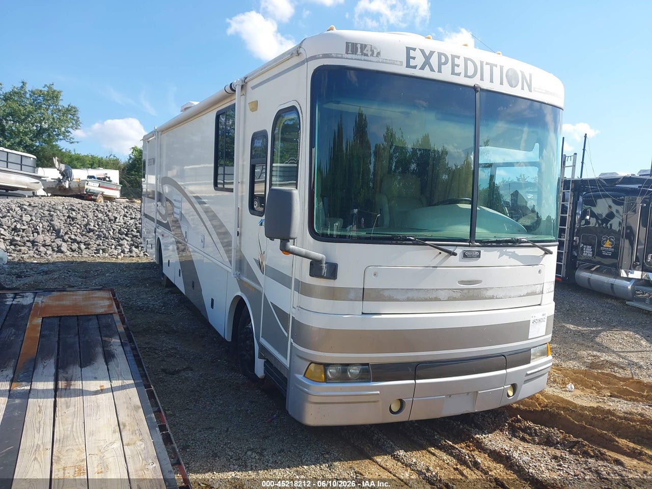 4UZAAHBV12C****** · 2002 FREIGHTLINER CHASSIS X LINE MOTOR HOME
