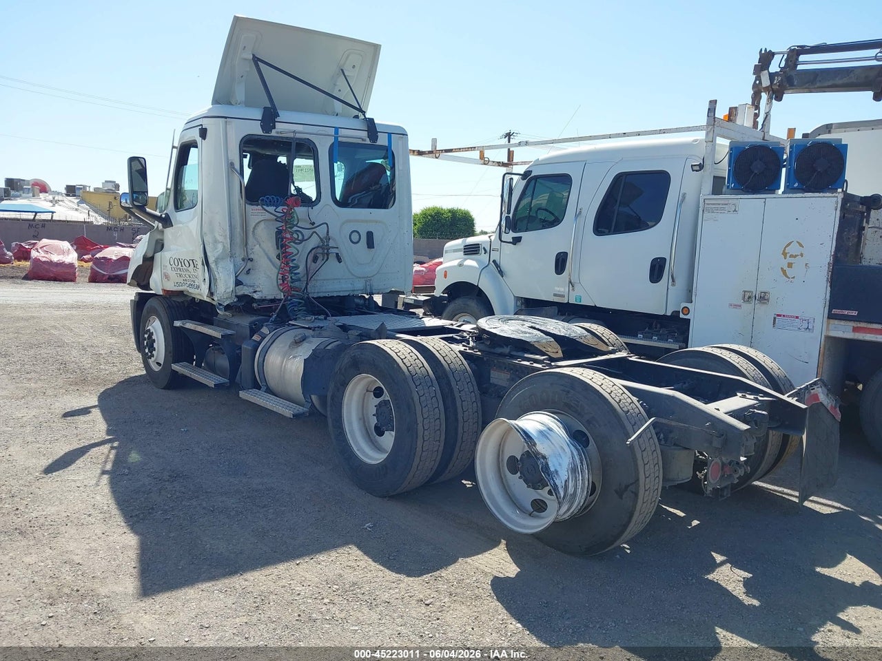 2022 FREIGHTLINER NEW CASCADIA 116   · 3/4