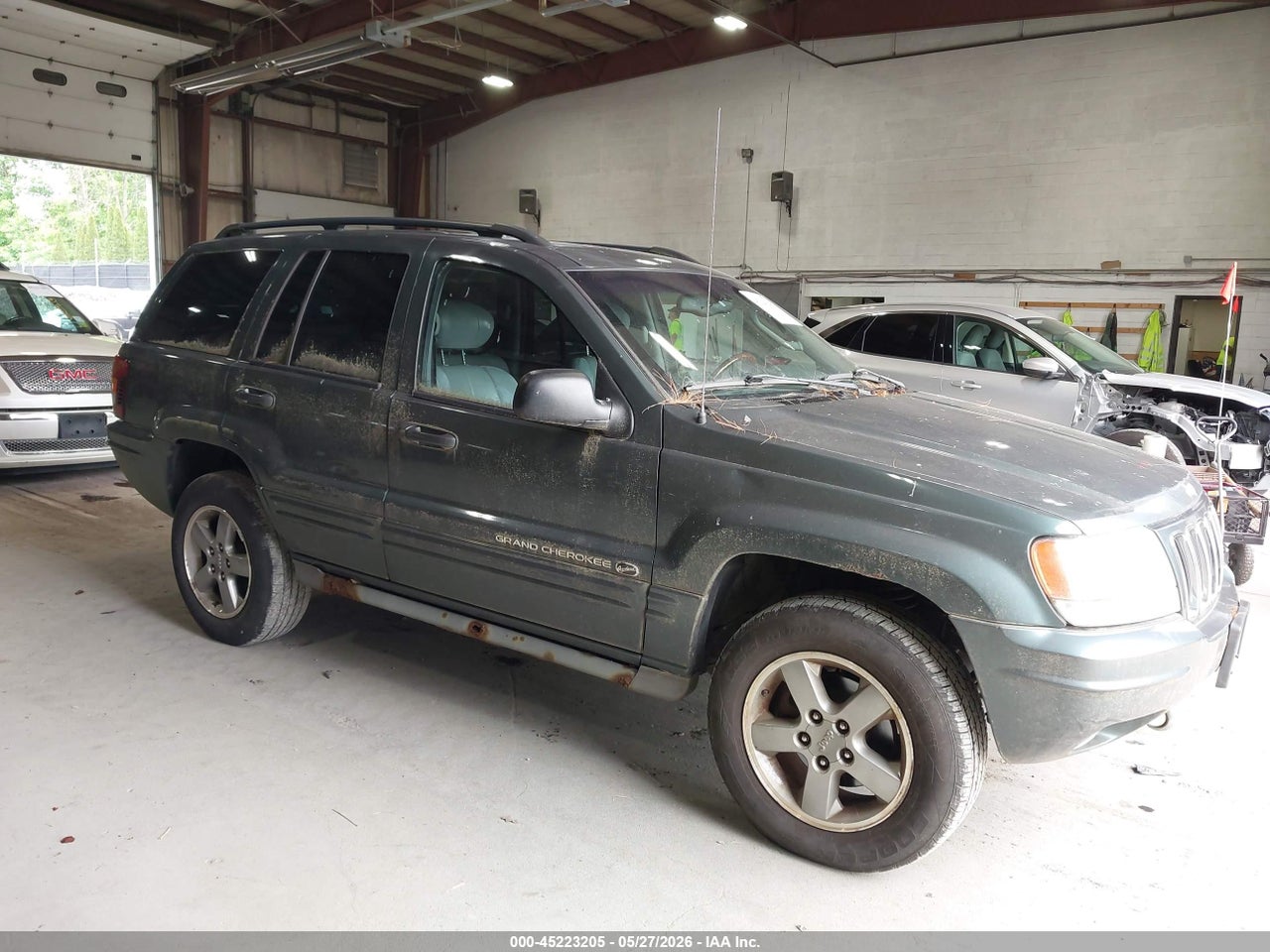 1J8GW68J02C****** · 2002 JEEP GRAND CHEROKEE OVERLAND