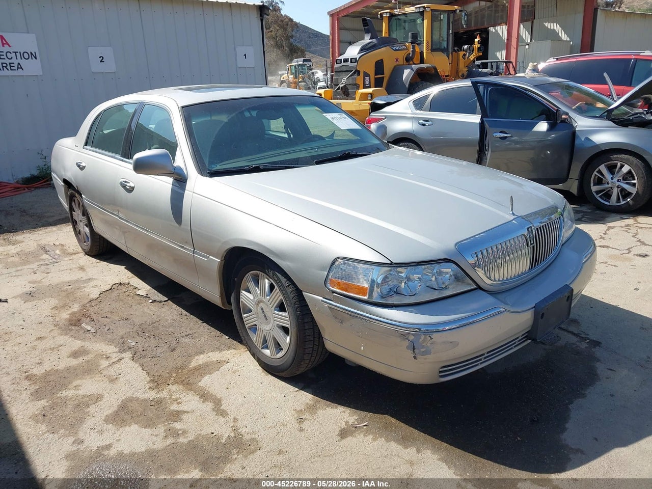 1LNHM83WX4Y****** · 2004 LINCOLN TOWN CAR ULTIMATE