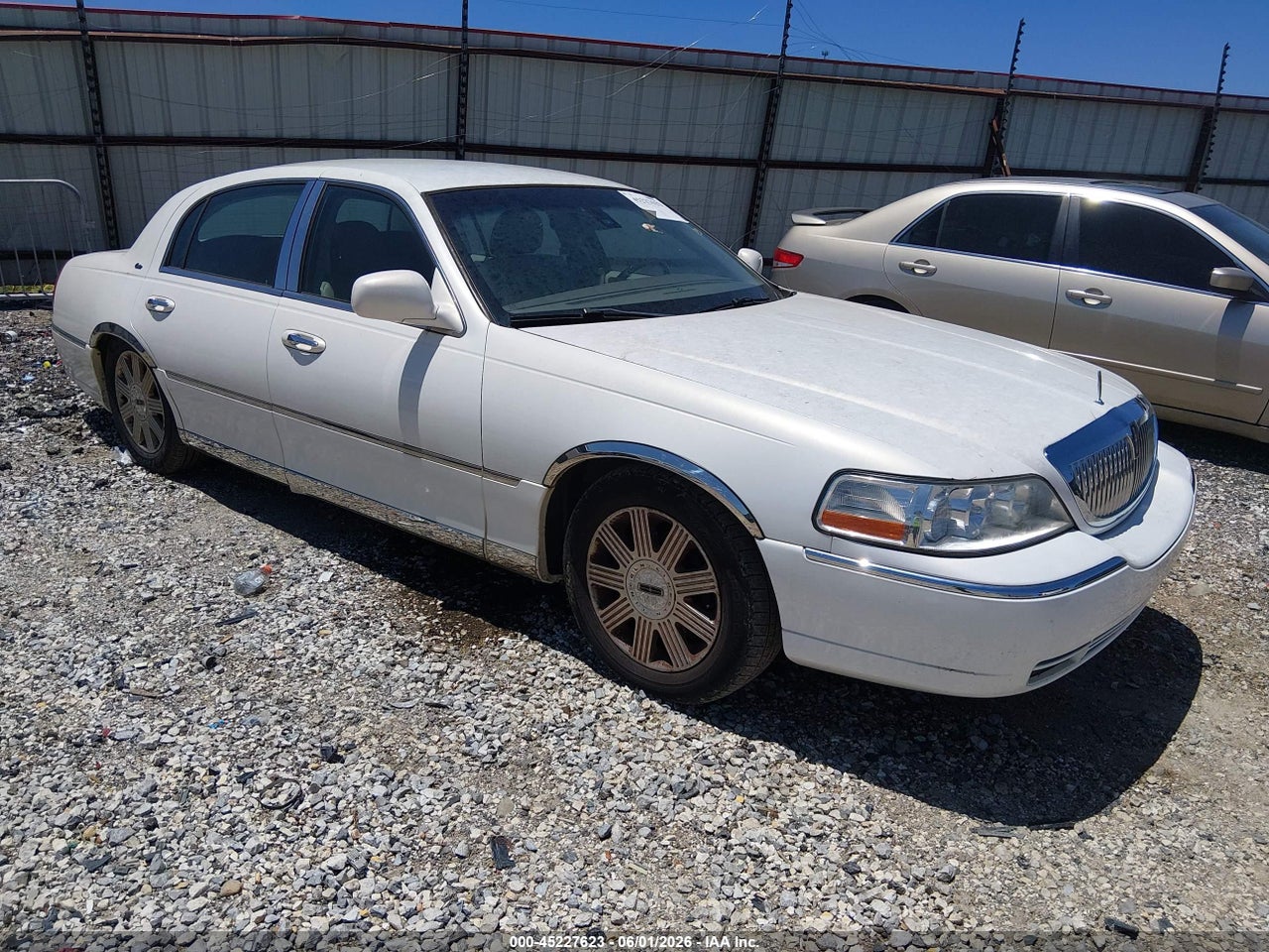 1LNHM83W23Y****** · 2003 LINCOLN TOWN CAR CARTIER